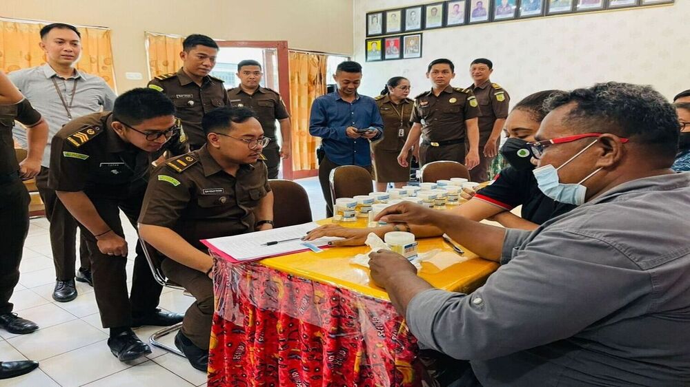 40-pegawai-kejaksan-negeri-merauke-lakukan-tes-urin